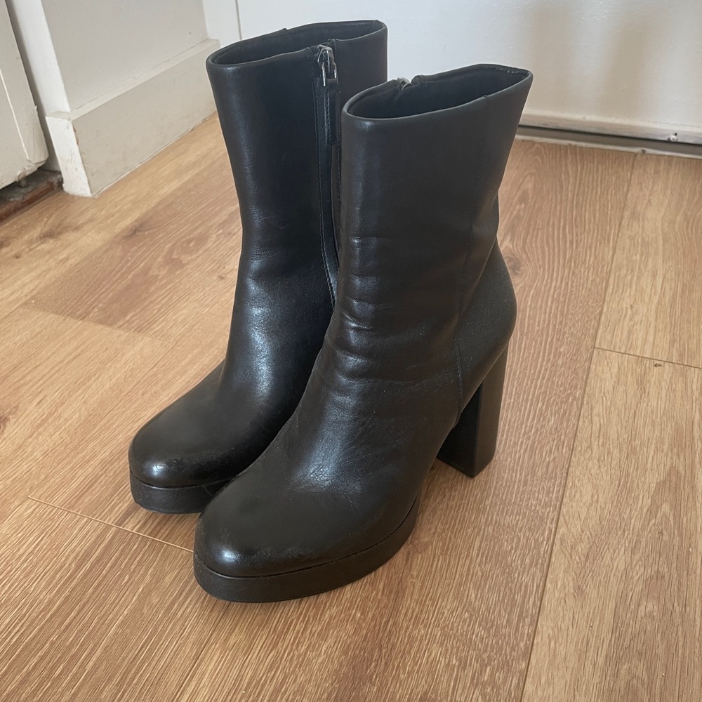 Great condition, only worn a few times. Doesn’t suit my current style.